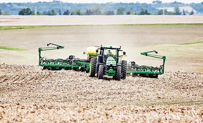 Nông dân trồng đậu nành ở Springfield, Nebraska (Mỹ). Ảnh | AP