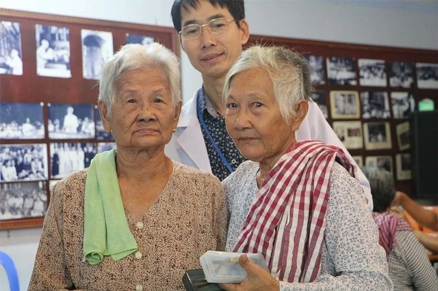 Bà con Việt kiều tuổi cao được ưu tiên khám chữa bệnh.