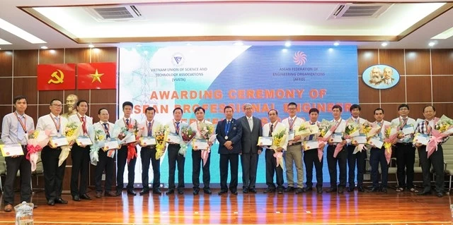 Các Kỹ sư ASEAN chụp ảnh lưu niệm với Lãnh đạo VUSTA, VEEA, EVNSPC và SEEA 