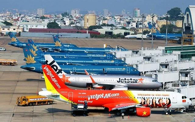 Thị trường hàng không Việt Nam đang có sự cạnh tranh khốc liệt. Trong ảnh: Sân đỗ của sân bay Nội Bài.