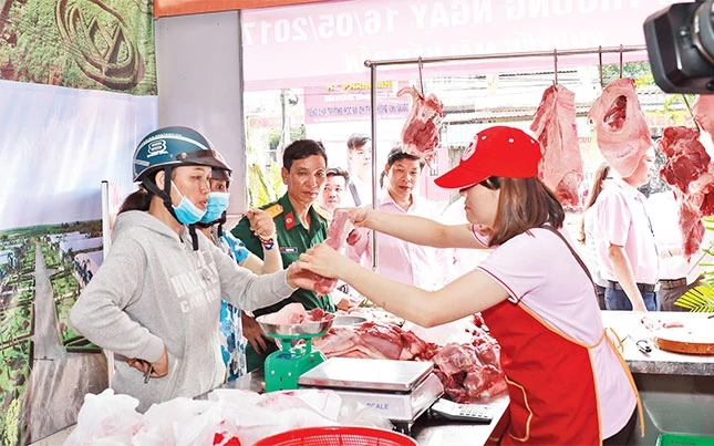 Người tiêu dùng thành phố mua thịt heo của Công ty C.P. Việt Nam. 