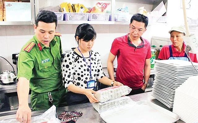 Lực lượng chức năng kiểm tra vệ sinh an toàn thực phẩm tại một nhà hàng trên địa bàn quận Nam Từ Liêm. Ảnh: NGỌC ÁNH