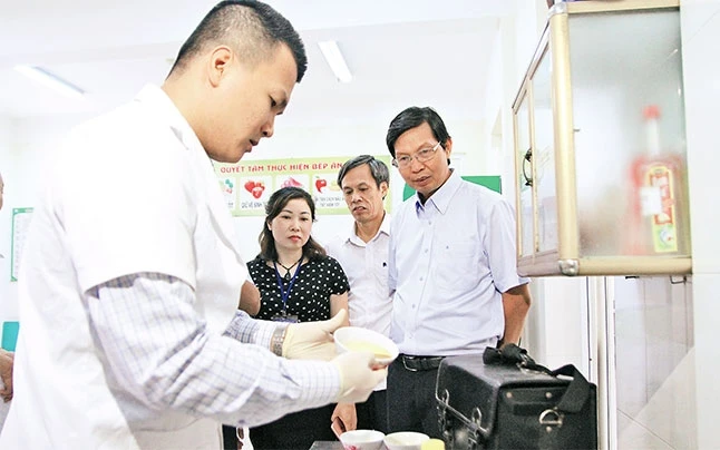 Ðoàn kiểm tra của Sở Y tế TP Hà Nội kiểm tra bếp ăn trường học tại huyện Thanh Trì.