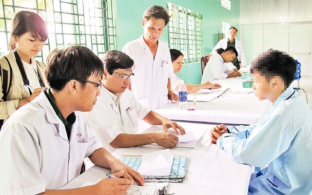 Bác sĩ khám, tư vấn cho học viên tại một cơ sở xã hội trên địa bàn TP Hồ Chí Minh.