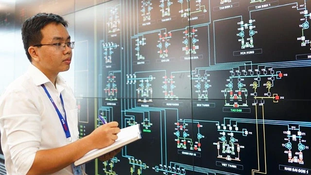 Kỹ sư điện Tổng công ty Điện lực TP Hồ Chí Minh theo dõi hệ thống điều khiển giám sát và thu thập dữ liệu trên hệ thống SCADA.
