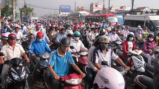 Lượng phương tiện tham gia giao thông quá tải là một trong những nguyên nhân gây ra tình trạng ô nhiễm không khí nghiêm trọng tại TP Hồ Chí Minh. Trong ảnh: Kẹt xe trên quốc lộ 13, quận Thủ Đức.Ảnh: A