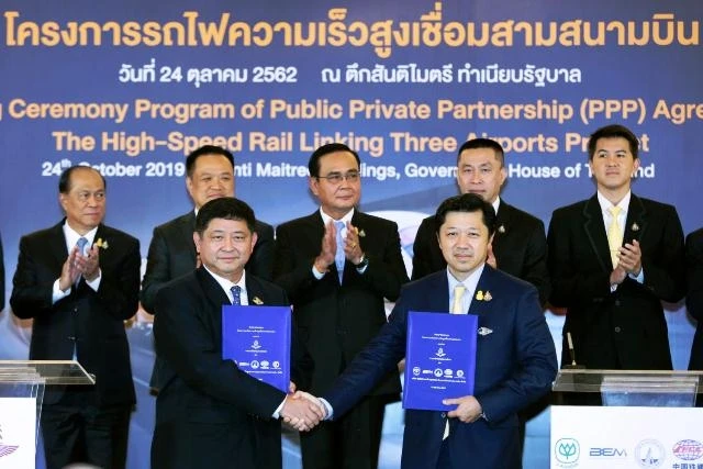 Thủ tướng Thái-lan chứng kiến lễ ký hợp đồng xây dựng đường sắt cao tốc. (Ảnh: Bangkok Post)