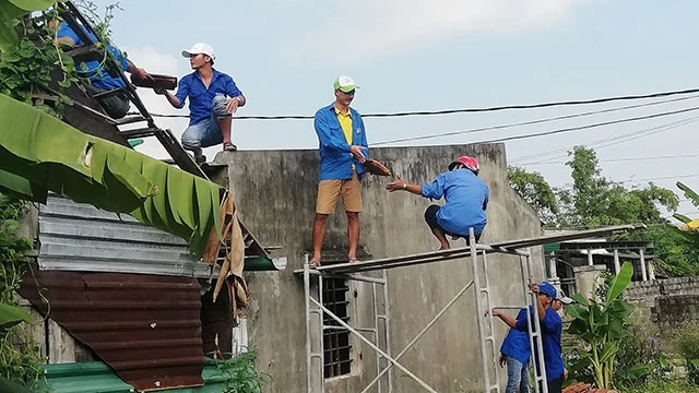Đội thợ tình nguyện dỡ nhà cho một hộ nghèo để làm lại.