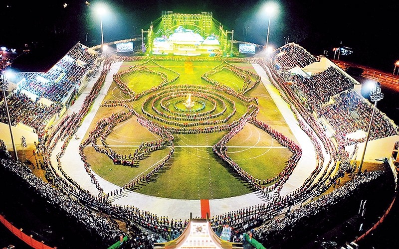 Vòng xòe 5000 người tham gia với giấc mơ xác lập kỷ lục Guinness thế giới. Ảnh | GIANG HUY