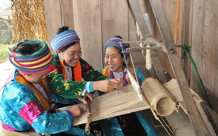 Cần đầu tư bảo tồn có trọng điểm các giá trị văn hóa dân tộc thiểu số đặc sắc, coi người dân thật sự là chủ thể. Trong ảnh: Phụ nữ dân tộc Mông ở Hà Giang giữ nghề dệt vải lanh truyền thống. Ảnh: NGUY