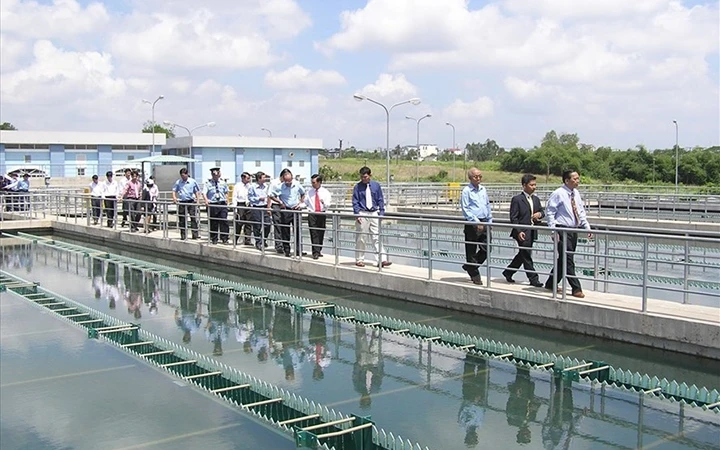 Giám sát quy trình hoạt động của Nhà máy nước BOO Thủ Đức, TP Hồ Chí Minh. Ảnh: Huyền Trân 