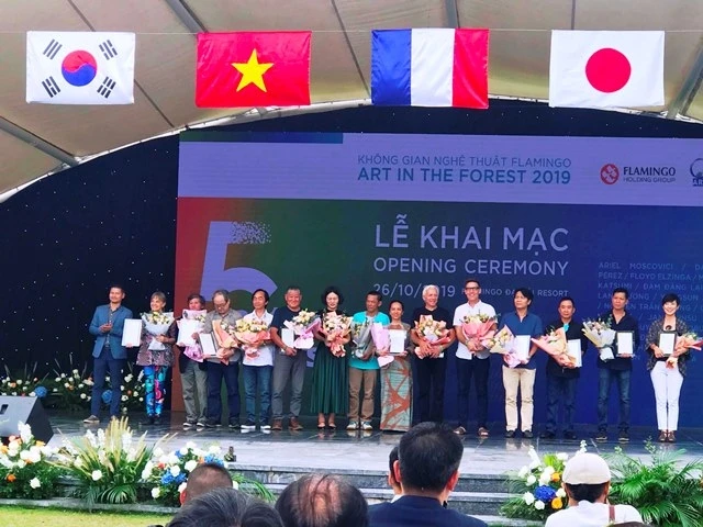 Trao thưởng các nghệ sĩ tại lễ khai mạc Art In The Forest 2019.