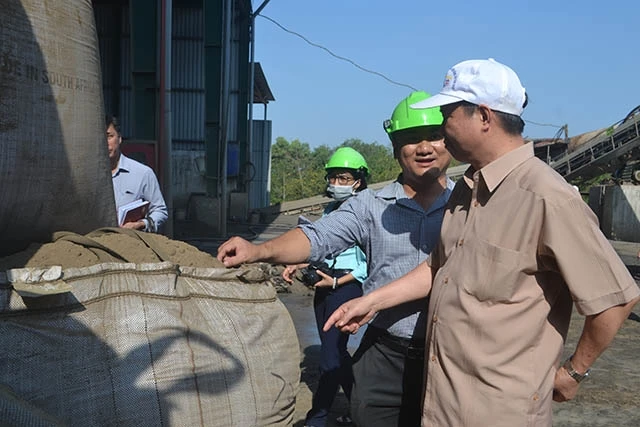 Thường trực HĐND tỉnh Đồng Nai giám sát tại một khu xử lý chất thải ở huyện Long Thành vào tháng 3-2019.