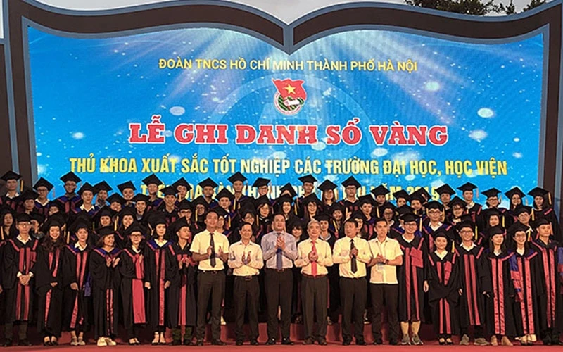 Đại diện lãnh đạo các sở, ngành cùng 86 thủ khoa của TP Hà Nội tại buổi lễ.
