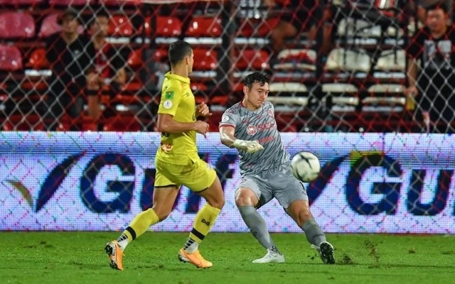 Văn Lâm có một mùa giải tương đối thành công, góp sức giúp Muangthong United cán đích ở vị trí thứ năm chung cuộc Thai League 2019. (Ảnh: Muangthong United)