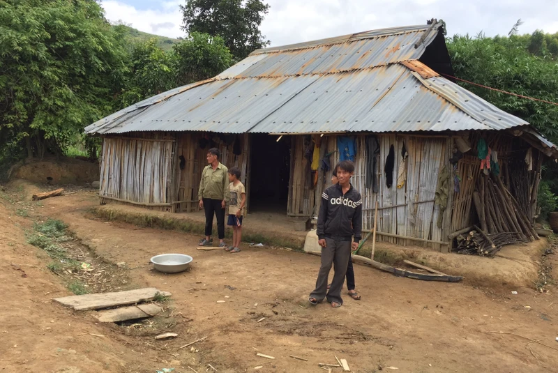 Nhiều hộ dân ở thôn Cư Dhắt đã định cư hơn 23 năm nhưng chưa được cấp giấy chứng nhận quyền sử dụng đất.