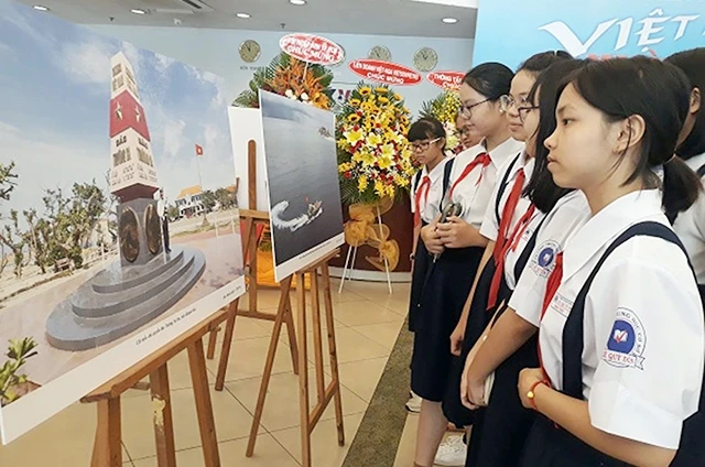 Học sinh Trường THCS Lê Quý Ðôn (TP Hồ Chí Minh) tham quan triển lãm ảnh. Ảnh: MINH HIỆP