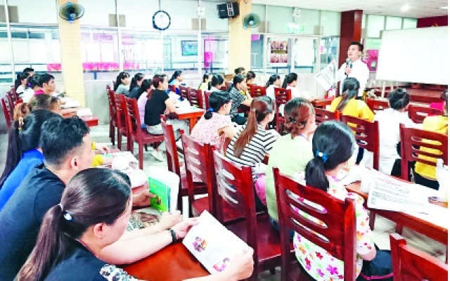 Công ty Pouchen (quận Bình Tân) hướng dẫn các kỹ năng sống cần thiết giúp nữ công nhân hội nhập đô thị.