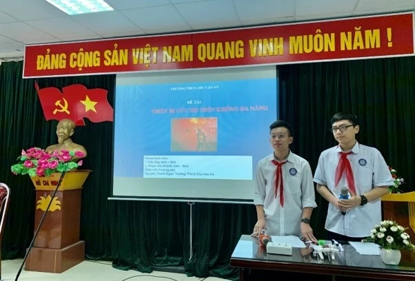 Học sinh trường THCS Chu Văn An trình bày đề tài tại cuộc thi.