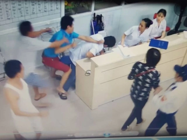Nhân viên y tế bị bạo hành. (Ảnh minh họa)