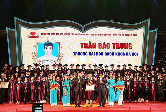 Đại diện lãnh đạo TP Hà Nội trao Bằng khen tặng 86 thủ khoa xuất sắc năm 2019 của Thủ đô.