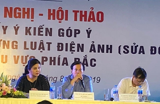 Quyền Cục trưởng Cục Điện ảnh Nguyễn Thị Thu Hà (ngoài cùng bên trái) tại một hội nghị của Cục Điện ảnh.