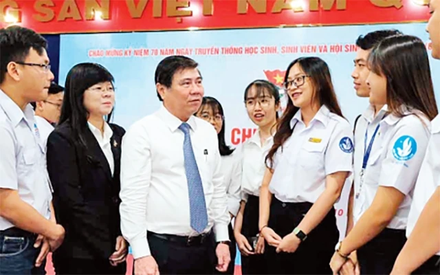 Chủ tịch UBND thành phố Hồ Chí Minh Nguyễn Thành Phong trao đổi với học sinh, sinh viên tại buổi gặp gỡ.