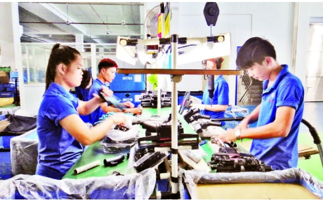 Sản xuất sản phẩm tại Công ty cổ phần công nghiệp hỗ trợ Minh Nguyên, Khu Công nghệ cao TP Hồ Chí Minh.