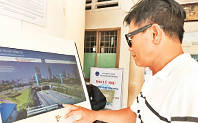 Người dân đang tra cứu thông tin trên Cổng dịch vụ công TP Hồ Chí Minh tại trụ sở UBND xã Tân Thông Hội.
