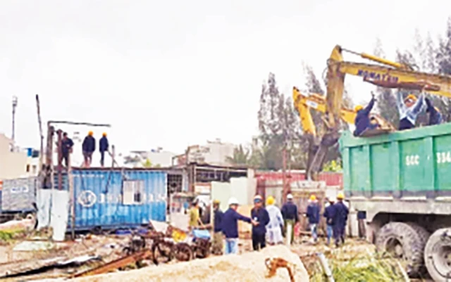 Lực lượng chức năng thực hiện cưỡng chế tháo dỡ một cụm công trình xây dựng trái phép tại phường Phước Long B, quận 9.
