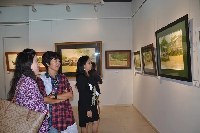 Khán giả thưởng thức các tác phẩm của họa sĩ Nguyễn Hồng Quân trong buổi khai mạc.