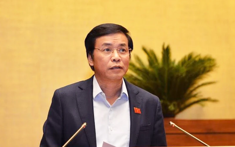 Tổng Thư ký Quốc hội, Chủ nhiệm Văn phòng Quốc hội Nguyễn Hạnh Phúc trình bày Tờ trình Dự án Luật sửa đổi, bổ sung một số điều của Luật Tổ chức Quốc hội.
