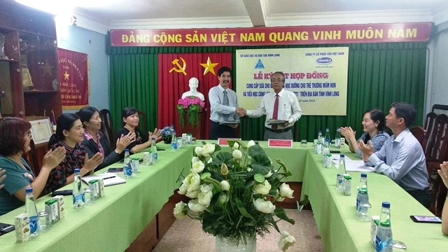 Lễ ký kết giữa lãnh đạo Sở Giáo dục và Đào tạo tỉnh Vĩnh Long với đại diện Công ty Vinamilk. 