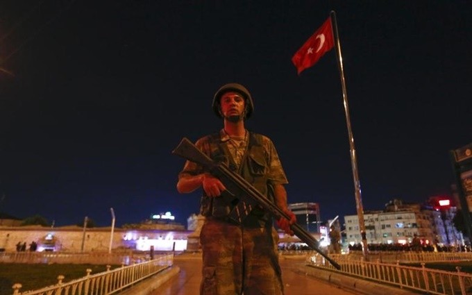 Binh sĩ Thổ Nhĩ Kỳ đứng gác gần Quảng trường Taksim, TP Istanbul. (Ảnh: Reuters)