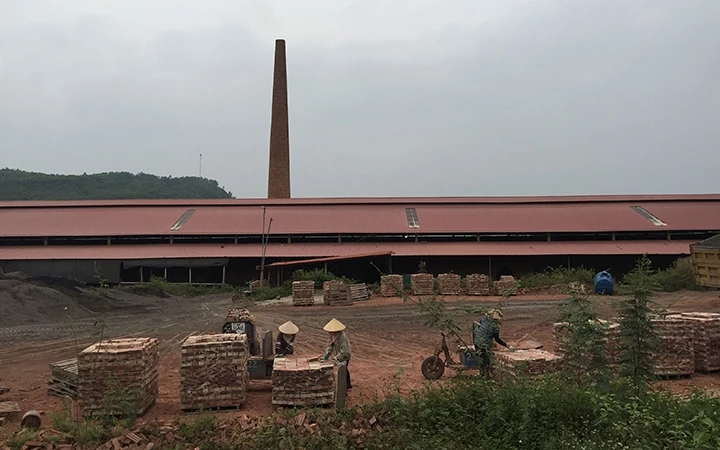 Một lò gạch sử dụng công nghệ lạc hậu tại huyện Lục Nam (Bắc Giang) thuộc diện phải dỡ bỏ nhưng vẫn hoạt động.
