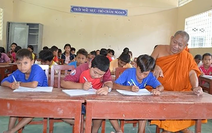 Thượng tọa Tăng Sa Vông, chủ trì chùa Khmer ở xã Hưng Hội, huyện Vĩnh Lợi nhiều năm dạy chữ cho con em địa phương.