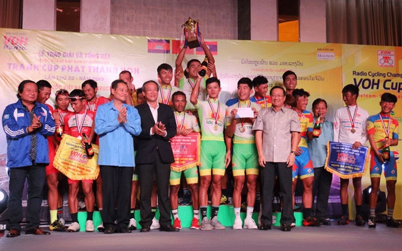 Đại sứ Việt Nam tại Lào Nguyễn Bá Hùng (bìa phải hàng đầu) chụp ảnh cùng các đội đoạt giải đồng đội. 