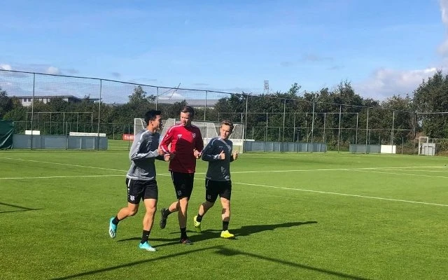 Heerenveen đang hướng đến việc tập trung huấn luyện cho Văn Hậu (bìa trái) để sử dụng hậu vệ Việt Nam vào đầu năm sau. (Ảnh: SC Heerenveen)