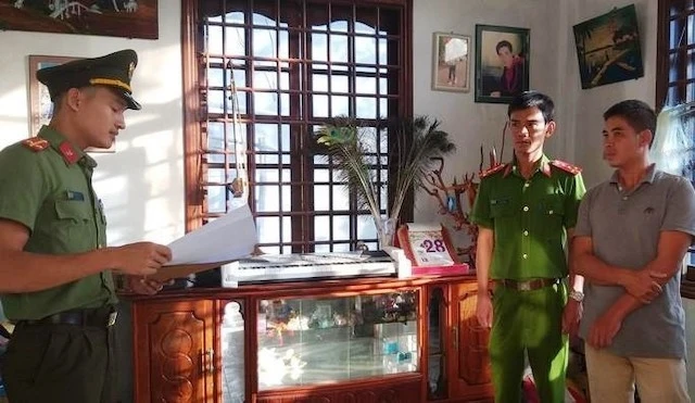 Cơ quan An ninh điều tra Công an Thừa Thiên - Huế đọc lệnh khám xét nơi ở đối với Nguyễn Văn Chương.