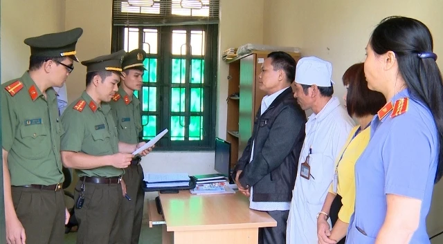 Cơ quan chức năng thi hành lệnh bắt tạm giam bị can Phan Văn Giỏi.