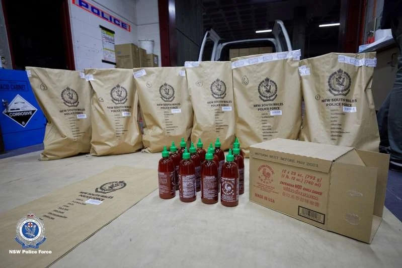 768 chai tương ớt Siracha chứa 400kg ma túy đá tại cơ quan cảnh sát New South Wales (Ảnh: REUTERS)