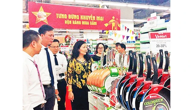 Lãnh đạo Sở Công thương Hà Nội kiểm tra gian hàng các doanh nghiệp tham gia chương trình Tháng khuyến mại Hà Nội 2018.