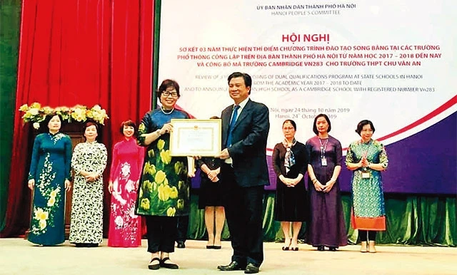 Lãnh đạo Bộ Giáo dục và Đào tạo trao bằng khen tặng các trường phổ thông của Hà Nội có thành tích trong thực hiện thí điểm chương trình đào tạo song bằng.
