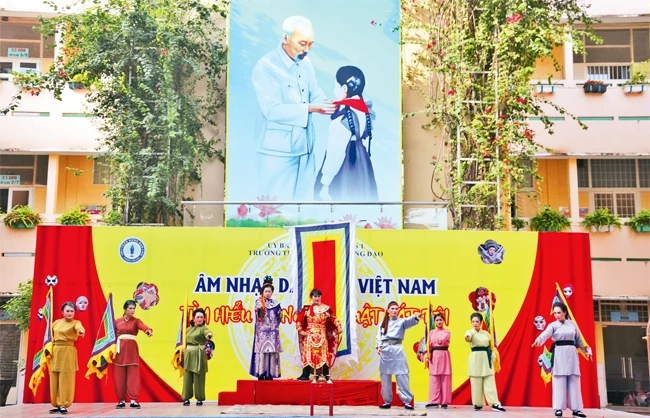 Các nghệ sĩ Nhà hát Nghệ thuật Hát bội trong một buổi biểu diễn tại Trường tiểu học Trần Hưng Đạo (quận 1).