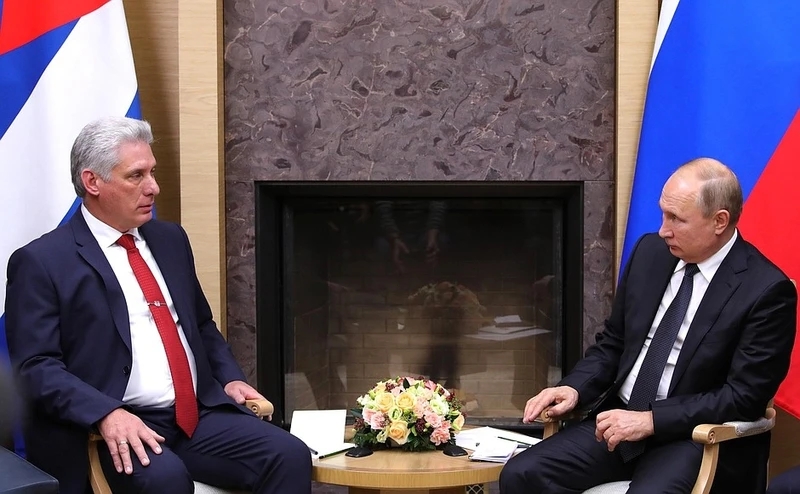 ổng thống Nga Vladimir Putin (phải) và Chủ tịch nước Cộng hòa Cuba Miguel Díaz-Canel. (Ảnh: TTXVN)