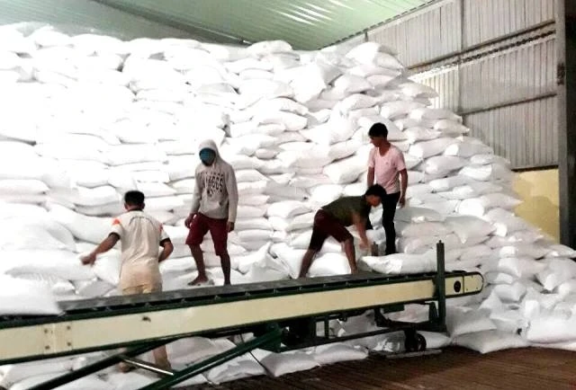 Cục Dự trữ Nhà nước khu vực Nam Tây Nguyên xuất cấp gạo hỗ trợ cho học sinh tỉnh Đắk Nông trong học kỳ I, năm học 2019-2020.