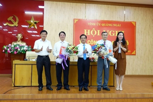 Lãnh đạo tỉnh Quảng Ngãi trao quyết định và tặng hoa cho tân Trưởng Ban Tổ chức Tỉnh ủy và Chủ nhiệm Ủy ban Kiểm tra Tỉnh ủy.