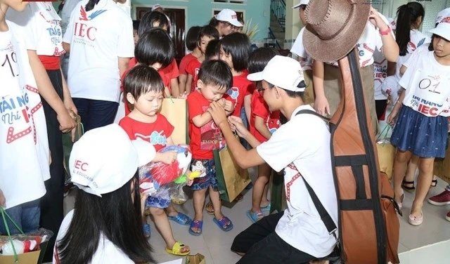 Học sinh Thành phố giáo dục quốc tế IEC-Quảng Ngãi giao lưu cùng các bạn nhỏ tại cô nhi viện Phú Hòa.