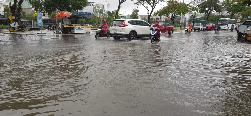 Nước ngập sâu tại một số khu vực trung tâm Đà Nẵng sáng sớm nay, 2-11