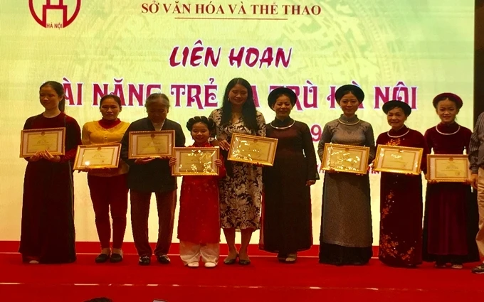 Ban Tổ chức trao giải thưởng cho những bạn trẻ gắn bó với ca trù.